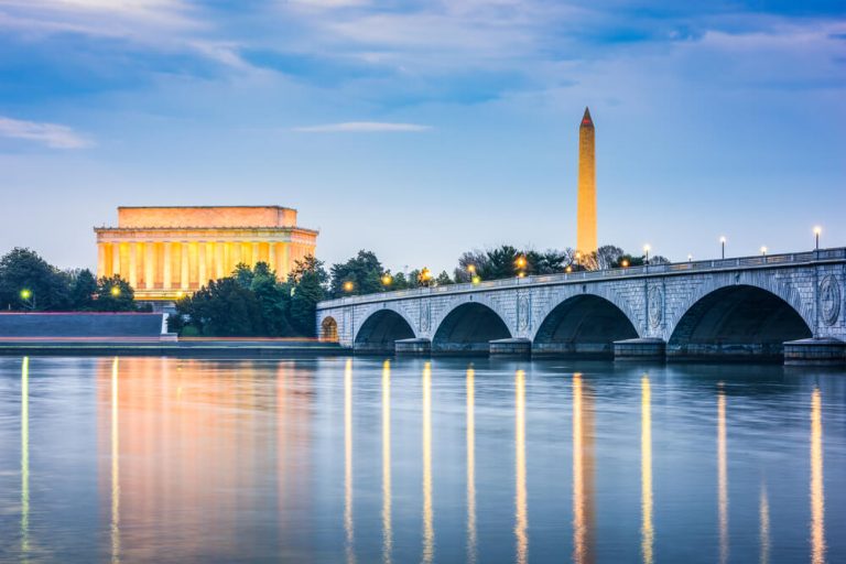 Wide photo of Washington Monument and Lincoln Memorial