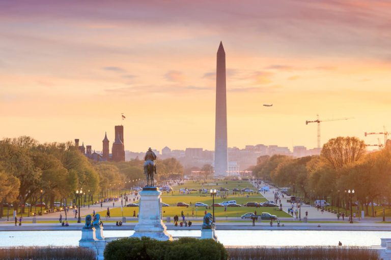 Landscape image of Washington DC and Washington monument